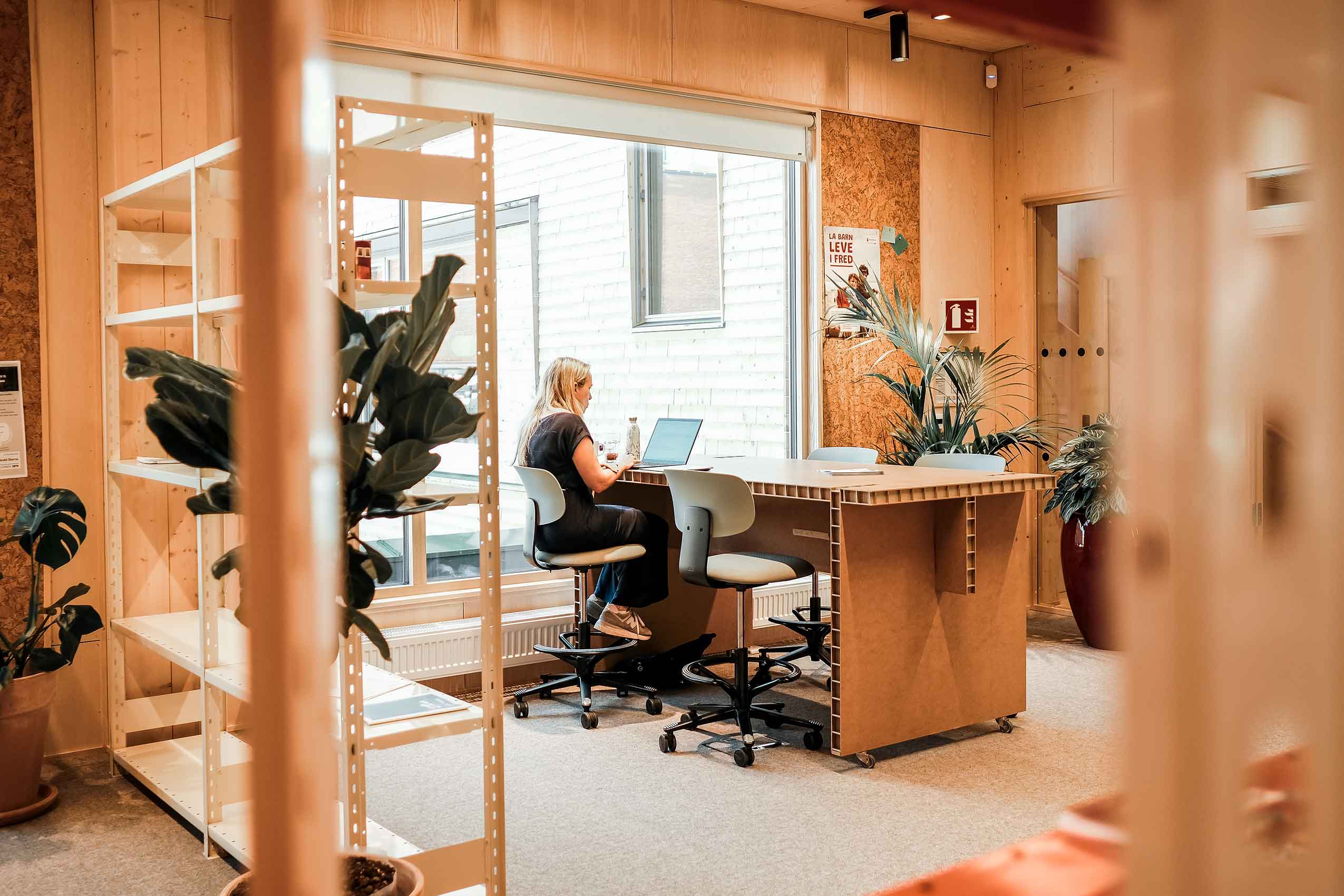 A person sat on a HÅG Tion chair at a desk in Redd Barna's Oslo office